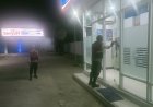 Anggota Polsek Batujaya Ciptakan Keamanan di Bank BRI Unit Batujaya dimalam hari