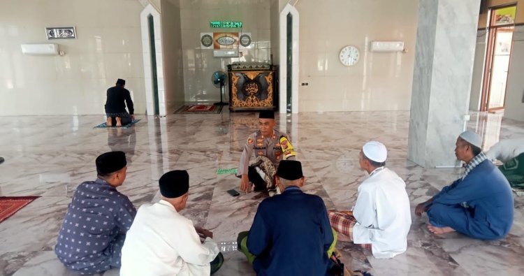 Kapolsek Batujaya melaksanakan Kegiatan Jumat Curhat bersama Masyarakat di Masjid Al-Insan Desa Karyamulya