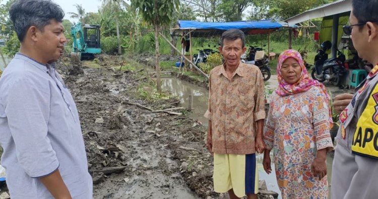 Kapolsek Tirtajaya gelar kegiatan Jumat Curhat bersama Bhabinkamtibmas Polsek Tirtajaya dan Masyarakat Desa Pisangsambo