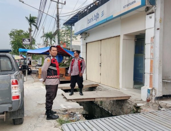 Kanit Sabhara Batujaya bersama Anggotanya Ciptakan Keamanan Bank BJB Unit Batujaya di siang hari