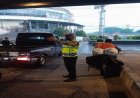 Pelayanan Sore Aiptu Ruswin Cegah Kemacetan di Bawah Fly Over Cikampek 