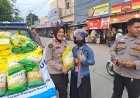 Hadir di tengah-tengah pasar Polsek Purwasari Polres Karawang Jual Beras Murah Untuk Masyarakat