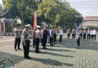 Pimpinan Berikan Pengarahan dan Pengendalian kepada Personel di Apel Serah Terima Piket Mako Polda Jabar untuk Mencegah Pelanggaran PNPP