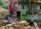 Bhabinkamtibmas Polsek Rengasdengklok Giat Monitoring Pembangunan Jalur Drainase Desa Binaan