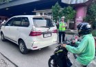 Personil Unit Lantas Polsek Cikampek Gatur Sore Cegah Kemacetan di Depan Pos Tiga 