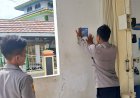 Polsek Rengasdengklok Melakukan Penempelan Stiker QR Barcode Yanduan Divisi Propam Polri Kepada Masyarakat