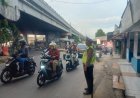 Aiptu Tarjono Gatur Lalin Sore Cegah Kemacetan di Bawah Fly Over Cikampek 