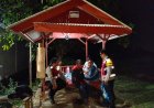 Anggota Polsek Batujaya Sambangi Masyarakat Desa Segaran untuk melaksanakan kegiatan Ngawangkong di malam hari