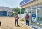 Anggota Polsek Batujaya Ciptakan Keamanan Bank BRI Unit Batujaya di siang hari