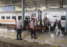 Hari ke 9 Ops Lilin Lodaya Personil Polsek Cikampek PAM Stasiun Besar KAI Cikampek Pastikan Nataru 2025 Aman 