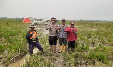 Polsek Cikampek dan Kades Kertawaluya Kawal Langsung Evakuasi Mesin dan Cabin Pesawat GA8 Airvan dari Sawah 