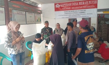 Bhabinkantibmas dan Babinsa Beri Rasa Nyaman Pembagian Bantuan Pangan di Desa Tirtasari Wilkum Polsek Cikampek 