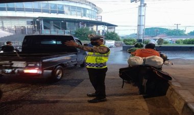 Pelayanan Sore Aiptu Ruswin Cegah Kemacetan di Bawah Fly Over Cikampek 