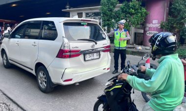 Bripka Ajis Cegah Kemacetan Sore di Cikampek 