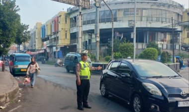 Personil Unit Lantas Polsek Cikampek Gatur Sore Cegah Kemacetan Didepan Plaza Cikampek 