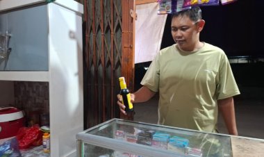 Cegah Bahaya Miras, Polsek Rengasdengklok Melalui Unit Reskrim Gelar Razia Miras Terhadap Toko Jamu