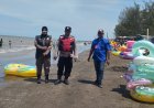 Anggota Polsek Batujaya dan Muspika Batujaya Ciptakan Keamanan Objek Wisata Pantai Pulau Putri Cikeong pada hari Libur Panjang