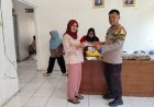 Bhabinkamtibmas Polsek Klari Serahkan Sarana Kontak Iqro dan Al Qur'an ke Ibu Ibu Pengajian