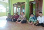 Bhabinkamtibmas di Telukjambe Timur Sholat Berjamaah Bersama Warga di Masjid Jami Al Ikhlas