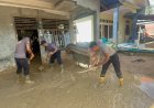 Brimob Polda Sumut Bersihkan Lumpur di SMP Negeri 2 Pandan Nauli Pascabencana