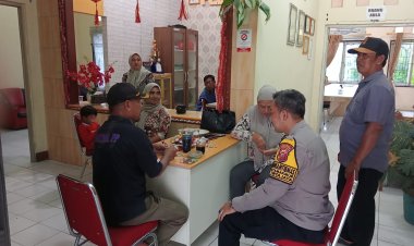 Anggota Polsek Tirtajaya melaksanakan Sambang dan Silaturahmi kepada masyarakat