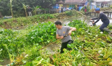 Kapolsek Tirtajaya Ikut Bantu Warga membersihkan Saluran Irigasi