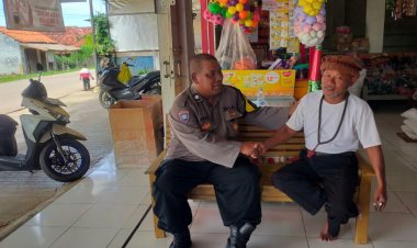 Polsek Cikampek, Bhabinkantibmas Polsek Aiptu Arief Eko Susanto Sambang Pedagang Pesan Kantibmas Waspada C3 