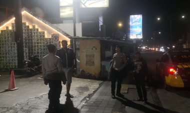Personil Polsek Cikampek Himbau Kantibmas Pemuda di Depan Mie Gacoan Cikampek Waspadai C3 