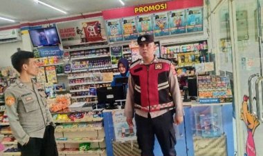 Polsek Rengasdengklok Gelar Patroli Prekat Siang Dan Berikan Arahan Kepada Karyawan Indomart