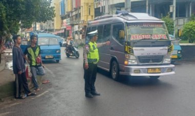 Aiptu Tarjono Gatur Lalin Sore di Bawah Fly Over Cikampek Cegah Kemacetan 