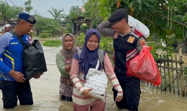 Kapolres Karawang: Keselamatan Warga Prioritas Utama dalam Penanganan Banjir Karangligar