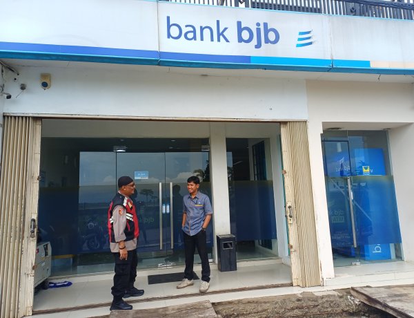 Anggota Polsek Batujaya Ciptakan Keamanan Bank BJB Unit Batujaya