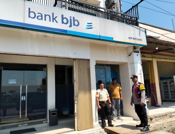 Anggota Polsek Batujaya Sambangi Scurity Bank BJB Unit Batujaya