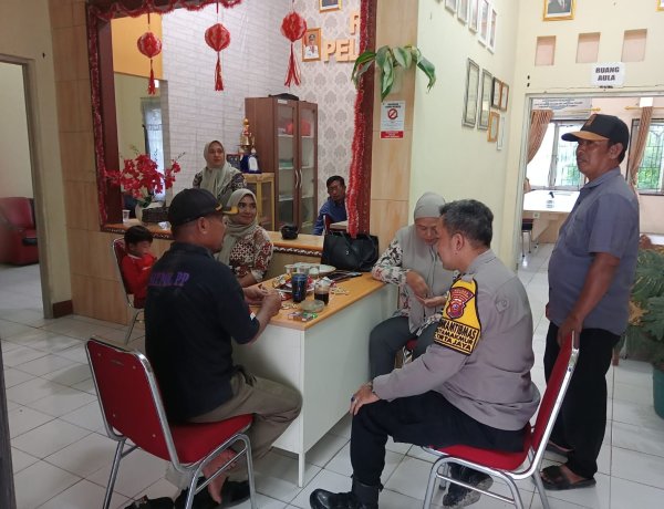 Anggota Polsek Tirtajaya melaksanakan Sambang dan Silaturahmi kepada masyarakat