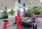 Agar selalu tertib dalam antri pengisian BBM, Personil Polsek Tempuran Tadi siang Himbau karyawan dan konsumen SPBU.