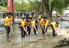 Kapolres Karawang Pimpin Kerja Bakti Pascabanjir di SMPN 1 Telukjambe Barat