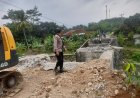 Jembatan Cipedak Ciniru Mulai Dibangun Kembali, Kapolsek Pantau Kelancaran Akses Utama Penghubung Antar Desa