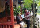 Anggota Polsek Batujaya mensosialisasikan QR Code Div Propam Polri kepada Masyarakat