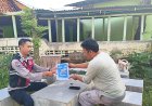 Anggota Polsek Batujaya mensosialisasikan QR Code Div Propam Polri kepada Masyarakat Batujaya