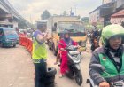 Bripka Ajis Gatur Lalin Sore di Depan Pos Tiga Bawah Fly Over Cikampek 