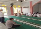 Tingkatkan Silaturahmi, Bhabinkantibmas Polsek Cikampek Sholat Jumat di Masjid Baetul Amin Parakan 