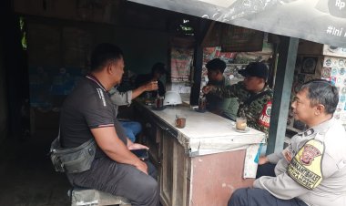 Personil Polsek Cikampek Aiptu Indra Sambang Warga Desa Dawuan Tengah Ajak Warga Aktif Ronda Malam 