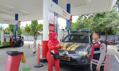 Agar selalu tertib dalam antri pengisian BBM, Personil Polsek Tempuran Tadi siang Himbau karyawan dan konsumen SPBU.