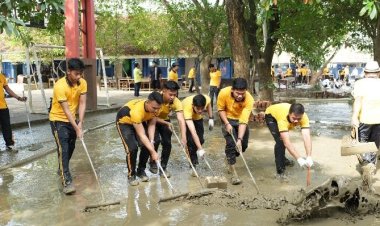 Kapolres Karawang Pimpin Kerja Bakti Pascabanjir di SMPN 1 Telukjambe Barat