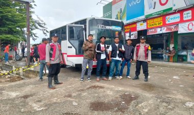 Anggota Polsek Batujaya laksanakan Monitoring keberangkatan Suporter The Jak mania ke GBK