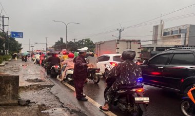 Bripka Ajis Gatur Lalin Pagi di Depan Sekolah Al hikmah Cikampek Cegah Lakalantas dan Kemacetan 