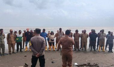 Kapolsek Pakisjaya Bersama Muspika Dan Pemdes Tanjungpakis Gelar Aksi Bersih-bersih (ASRI) Di Kawasan Pantai Wisata Tanjungpakis Karawang