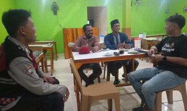 Anggota Polsek Batujaya Sambangi Masyarakat Himbau Masyarakat Desa Segaran di malam hari