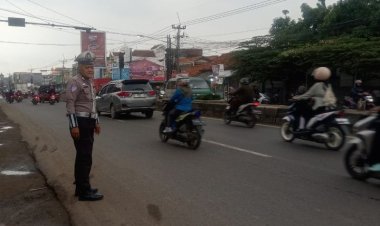 Ciptakan Kamseltibcarlantas Personil Lalu Lintas  Polsek Klari Lakukan Gatur Lalin