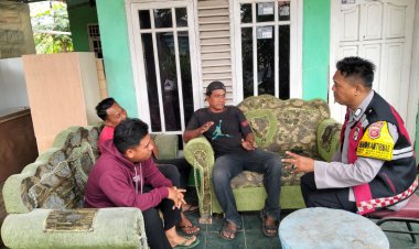 Bhabinkamtibmas Desa Karyabakti memberikan Pesan-pesan Kamtibmas kepada Masyarakat Binaannya